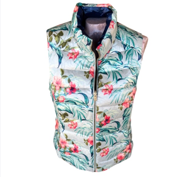 Women's Reversible Navy/Floral Puffer Vest with Pockets (S-M) - Picture 9 of 10
